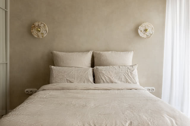 beżowe ściany w sypialni