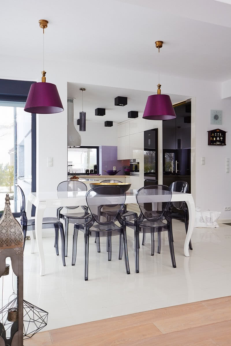 Do białego stylizowanego stołu na wysoki połysk...