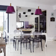 Fornir wenge dodaje jasnej łazience przytulności.