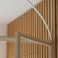 Nowoczesny bliźniak pod Warszawą. Dominuje tu zieleń i drewno!