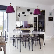 Biały salon i fioletowa kanapa w roli głównej