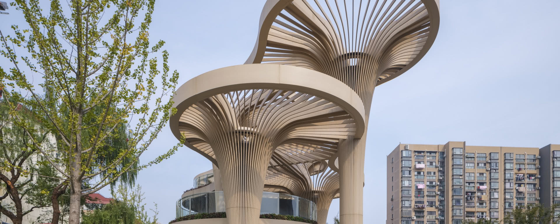 Ta galeria handlowa przypomina gigantyczne grzyby! Architektura bliska naturze to znak rozpoznawczy jej projektanta