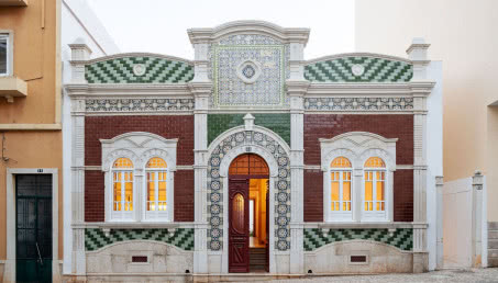 Ten secesyjny hotel zachwyca elewacją. Wyłożono ją wyjątkowymi płytkami!