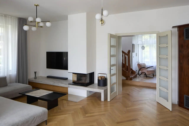 salon z uchylonymi podwójnymi drzwiami