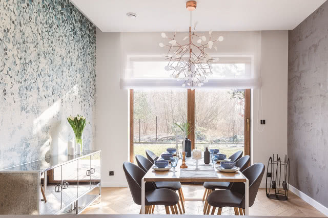 Wielkie okno w jadalni