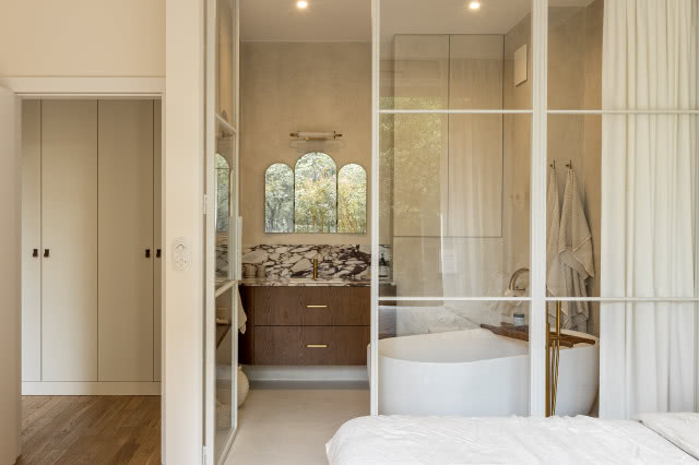 beżowa łazienka z mikrocementem i drewnem