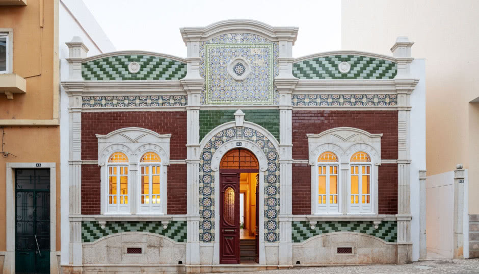 Ten secesyjny hotel zachwyca elewacją. Wyłożono ją wyjątkowymi płytkami!