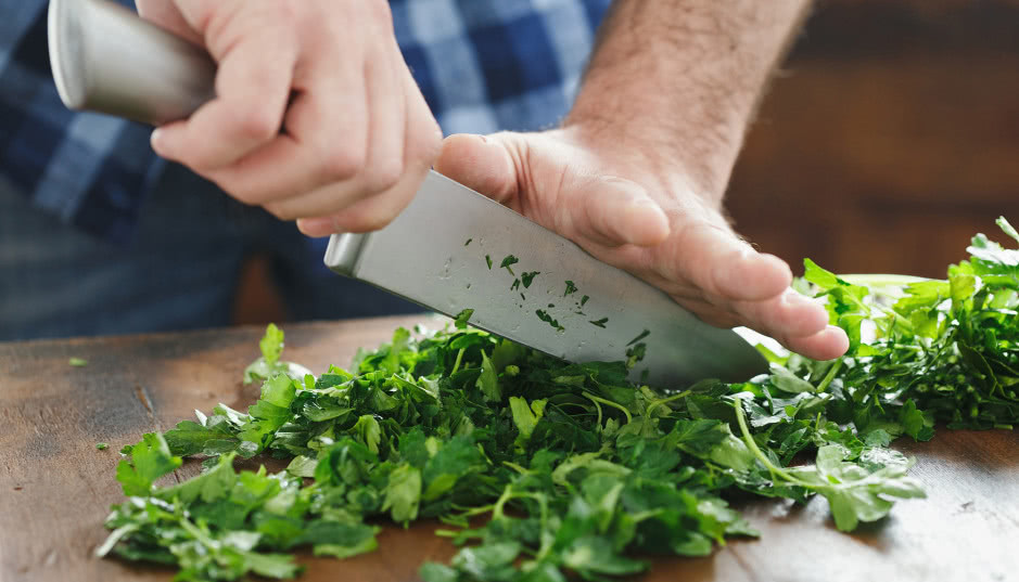 Koniec z tępymi nożami. Znam sprytny, domowy sposób na ich zaostrzenie