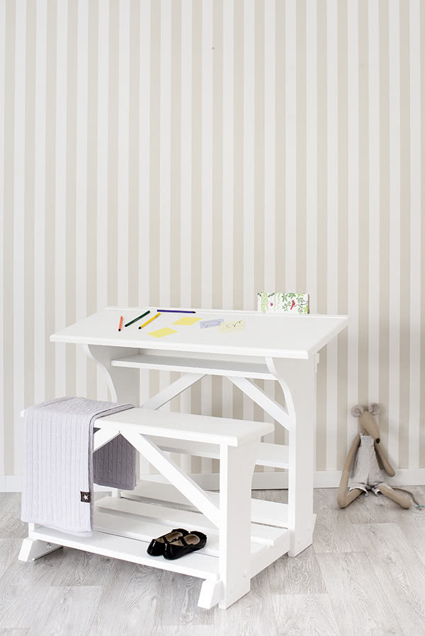 Biurko w formie dawnej szkolnej ławki