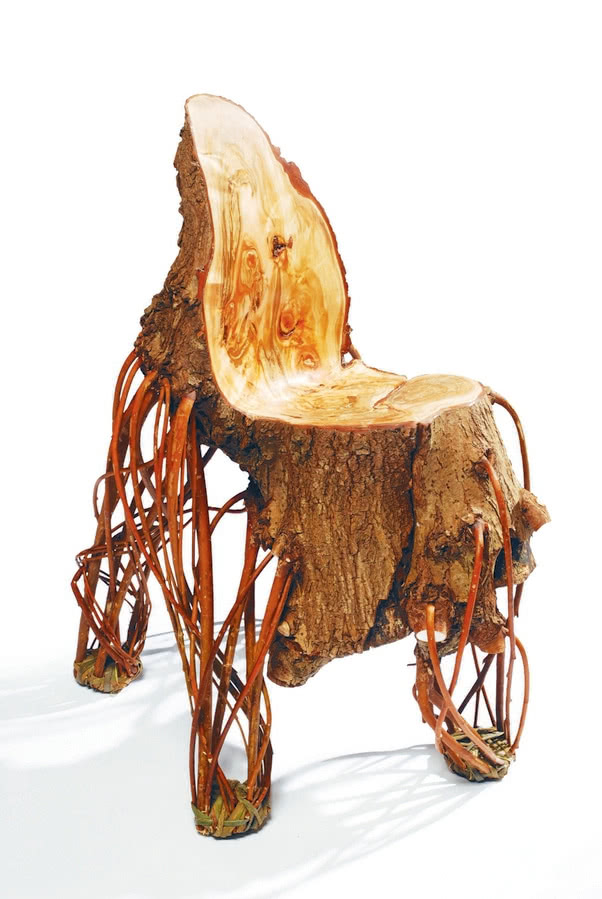 Krzesło "Do góry nogami" wykonane z kawałka...