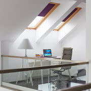 Fornir wenge dodaje jasnej łazience przytulności.