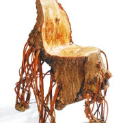 Dwuosobowa ławka jest połączeniem filcu ze...