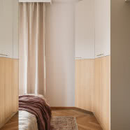 Nowoczesny bliźniak pod Warszawą. Dominuje tu zieleń i drewno!