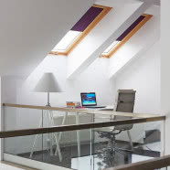 Biały salon i fioletowa kanapa w roli głównej