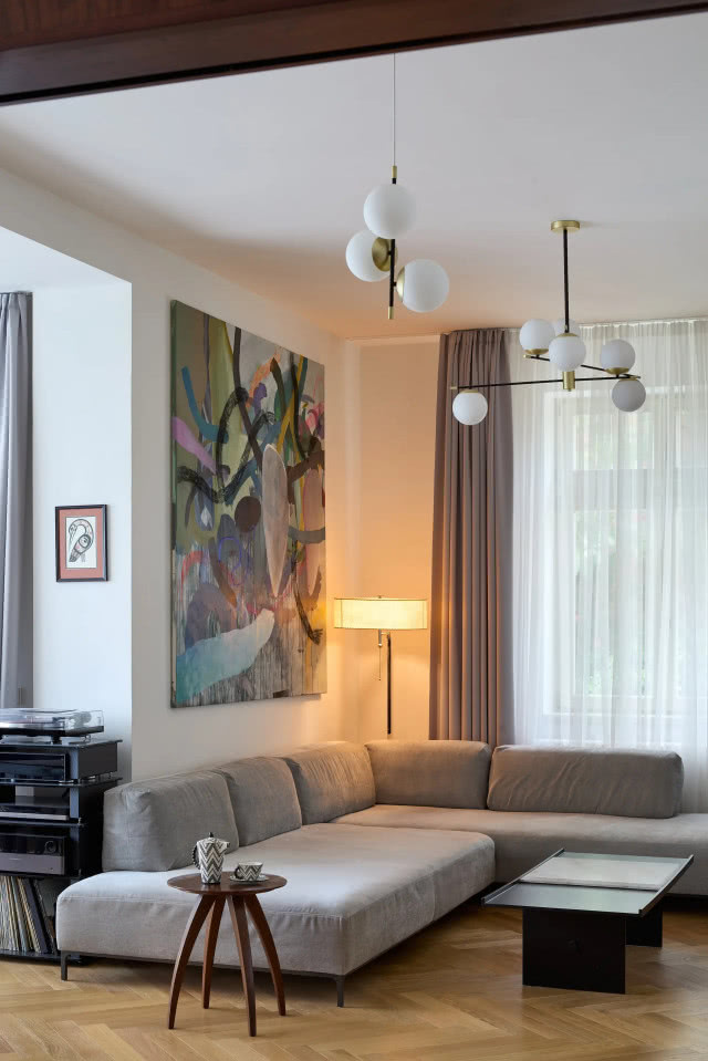 fragment salonu z kanapą