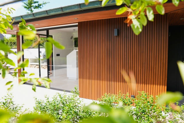 malowanie na zewnątrz drewnianego domku