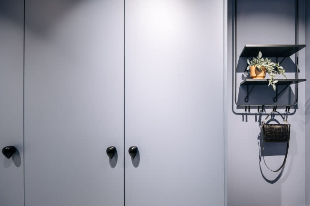 czarna półka na ścianie