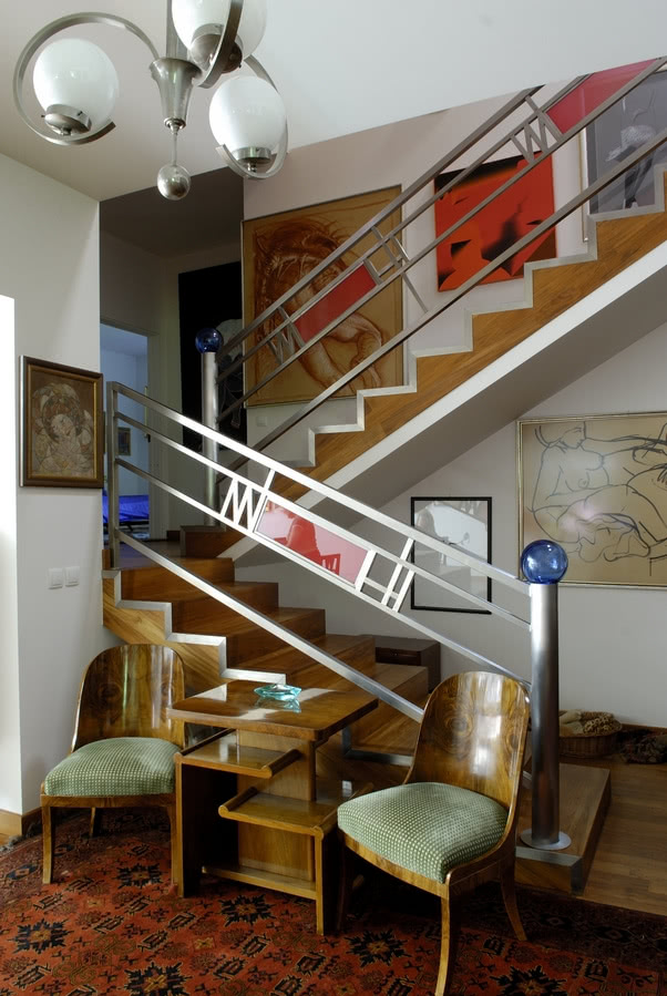 Klatka schodowa pełna obrazów