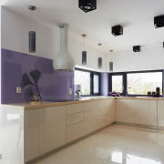 Fornir wenge dodaje jasnej łazience przytulności.