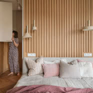 Nowoczesny bliźniak pod Warszawą. Dominuje tu zieleń i drewno!