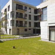 Apartament z czerwoną kanapą