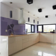 Biały salon i fioletowa kanapa w roli głównej