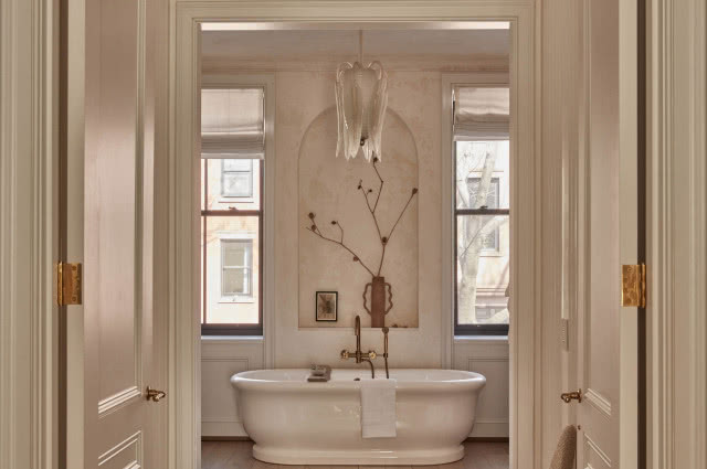 Wanna wolnostojąca w łazience w kamienicy