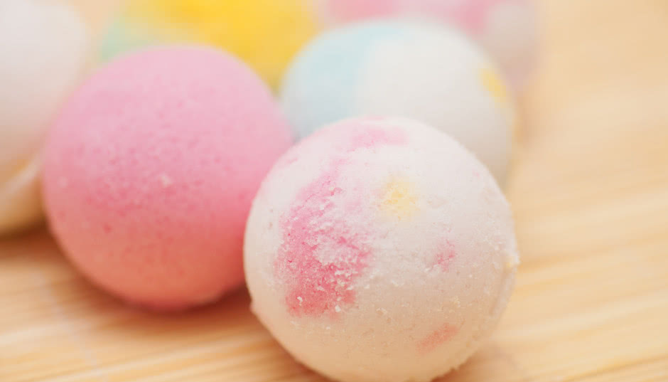Jak zrobić musujące kule do kąpieli? Wykonasz je w kilka minut!