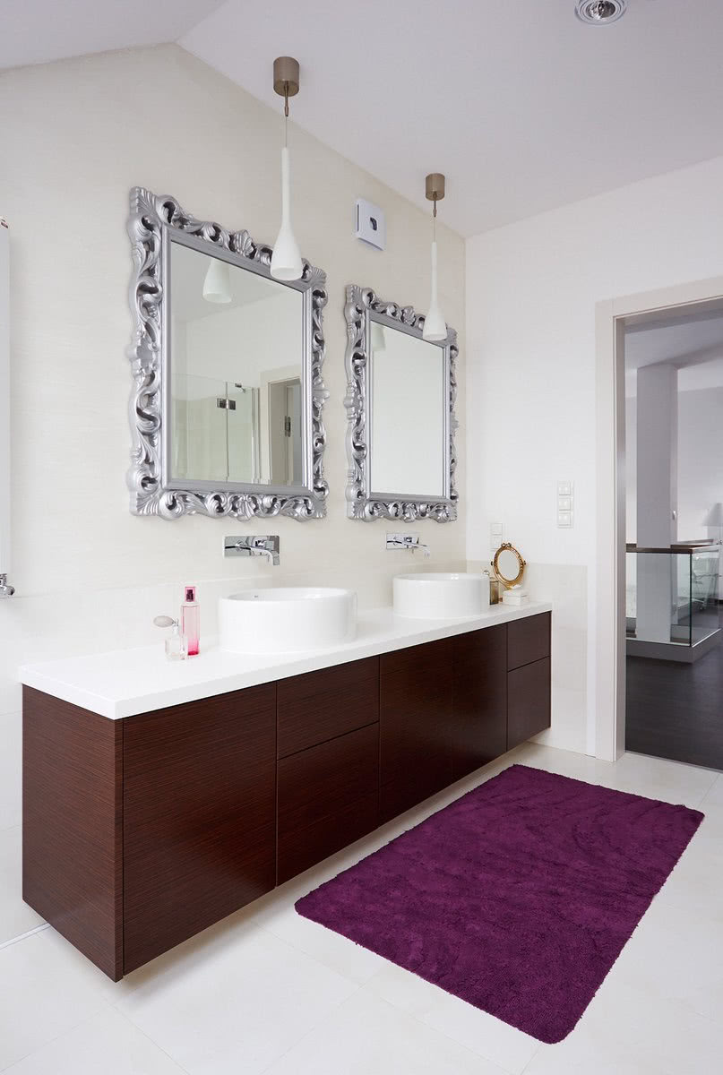 Fornir wenge dodaje jasnej łazience przytulności.