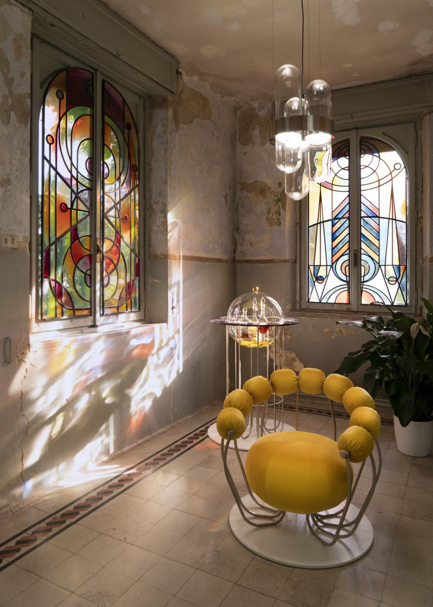 Żółty fotel Alvea z projektu Insectum wzorowany...