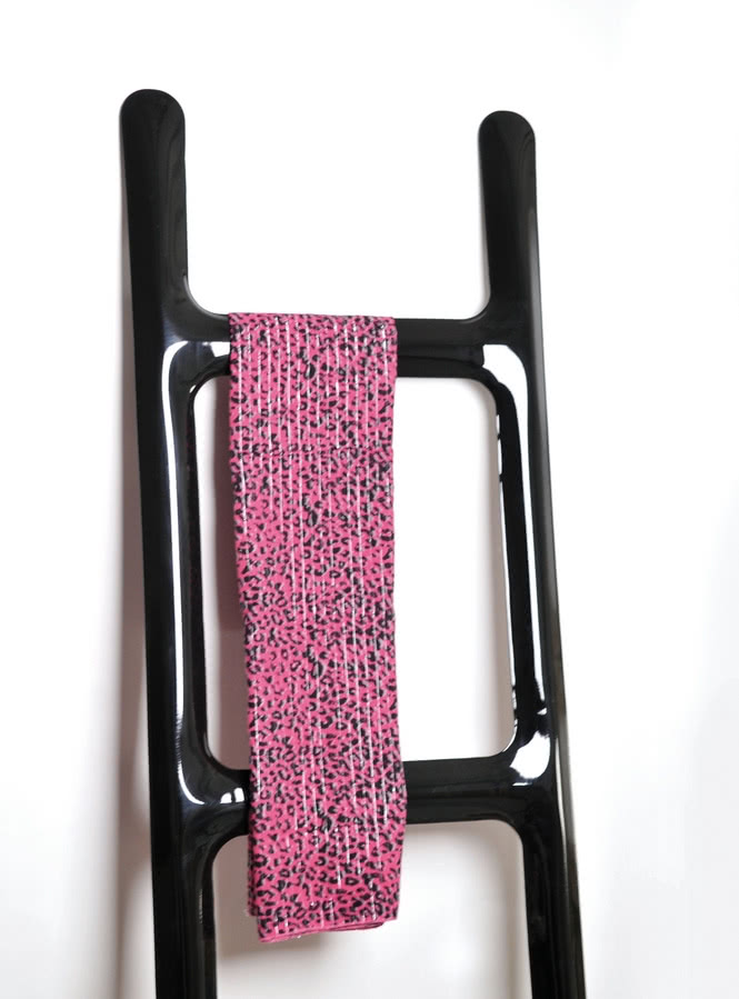 Wieszak DRAB - powielona litera H, która została...