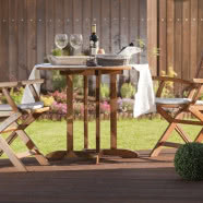 Apartament z czerwoną kanapą