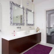 Biały salon i fioletowa kanapa w roli głównej