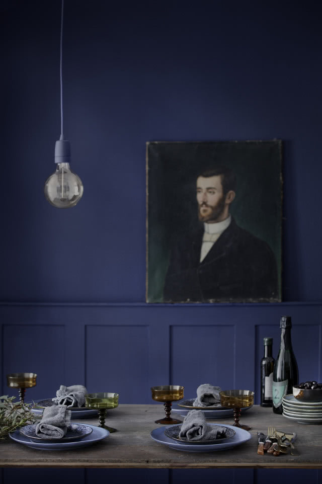 Granatowa ściana zdobiona sztukaterią