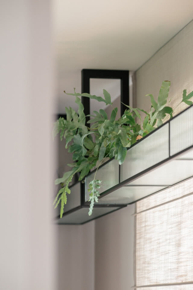 Półki pod sufitem w kuchni w roli kwietnika