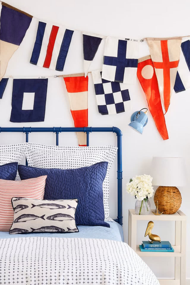 niebieskie i czerwone flagi nad łóżkiem
