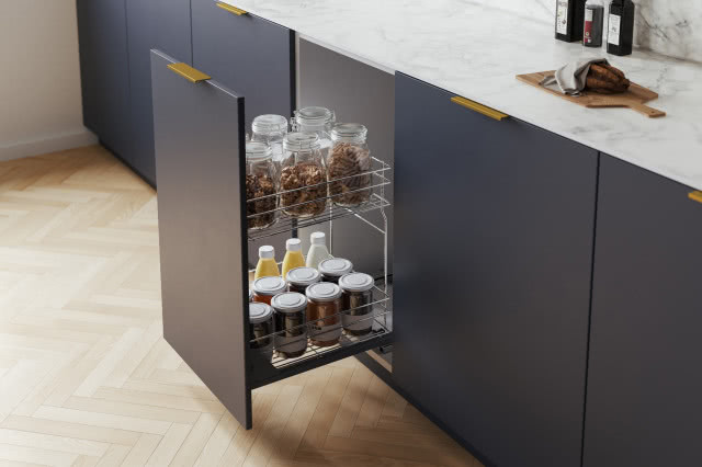wysuwny system cargo, przyprawy i artykuły spożywcze, szare fronty kuchenne, złote uchwyty, biały blat, deska do krojenia