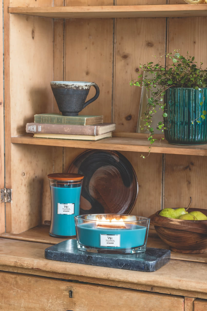 Świece WoodWick wyróżniają naturalne drewniane...