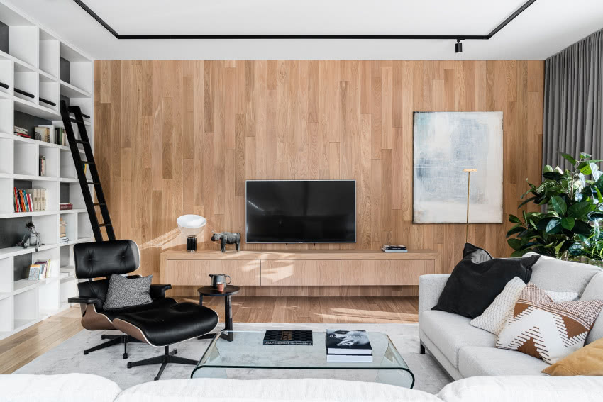 Wnętrze salonu zostało ocieplone
dębową...