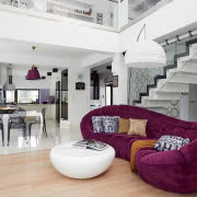 Fornir wenge dodaje jasnej łazience przytulności.