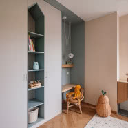 Nowoczesny bliźniak pod Warszawą. Dominuje tu zieleń i drewno!