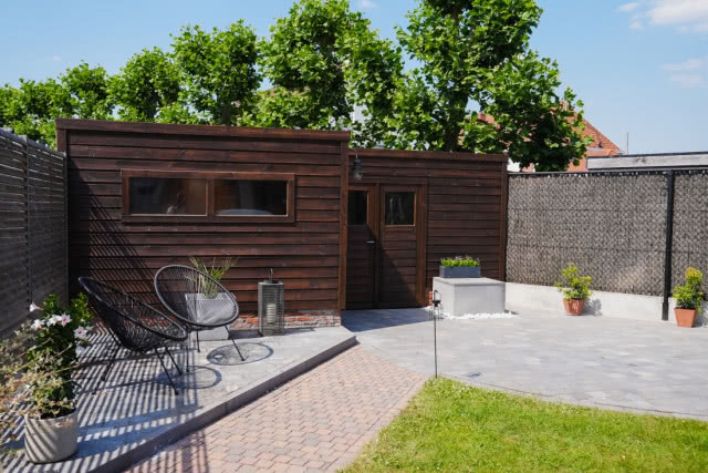 malowanie na zewnątrz drewnianego domku