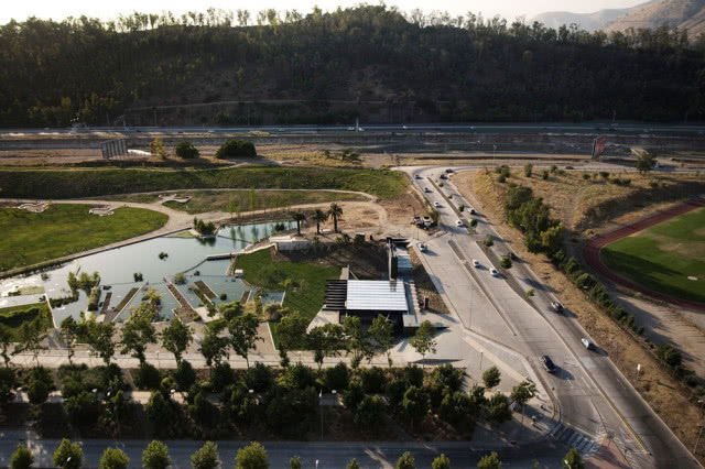 widok z lotu ptaka na budynek otoczony basenami