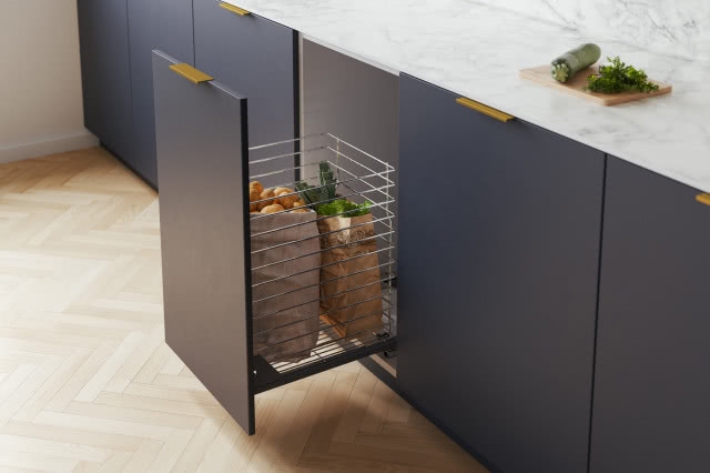 kosz jednopoziomowy, ziemniaki, warzywa, deska do krojenia, szare fronty kuchenne, biały blat kuchenny, drewniana podłoga