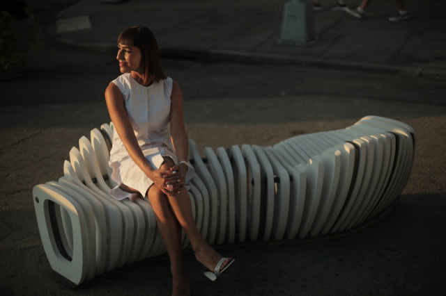 Kicki Chudikova i jej modułowa ławka Spiral of Life