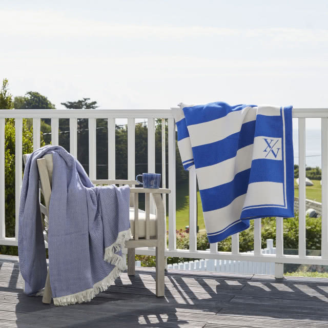 Detale w stylu plażowym. Koce i pledy w paski inspirowane morzem.