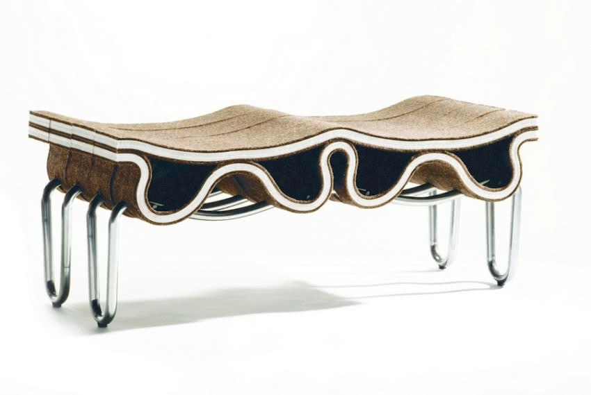 Dwuosobowa ławka jest połączeniem filcu ze...