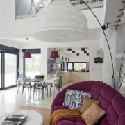 Fornir wenge dodaje jasnej łazience przytulności.