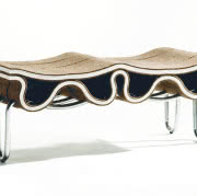 Dwuosobowa ławka jest połączeniem filcu ze...