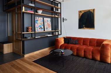 Dwupoziomowa kawalerka na warszawskim Żoliborzu. Zamieszkała w niej studentka